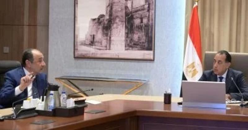 رئيس الوزراء يتابع مع وزير قطاع الأعمال مستجدات تطوير صناعة الغزل والنسيج