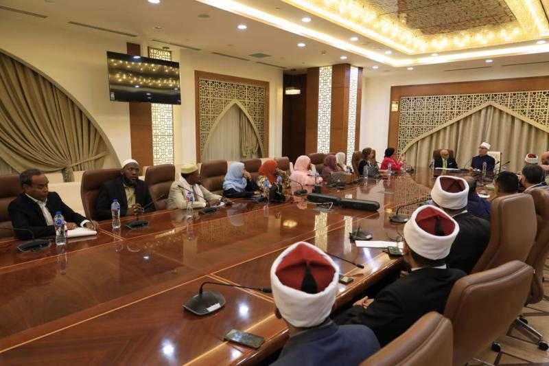 مفتي الجمهورية يستقبل وفدًا من جيبوتي ويؤكد أهمية التكامل بين المرجعية الدينية والرؤية العلمية