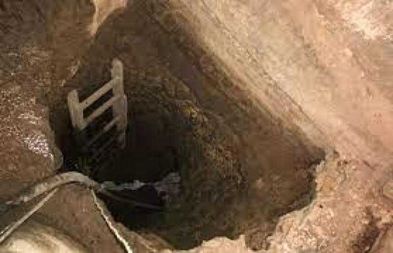 انتشال جثة ضحية والبحث عن اخر أثر انهيار حفرة أثناء التنقيب عن الآثار في الفيوم