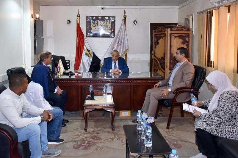 محافظ الأقصر يعقد اجتماعا للعاملين بمنظومات التصالح والتقنين بمجلس مدينة ارمنت