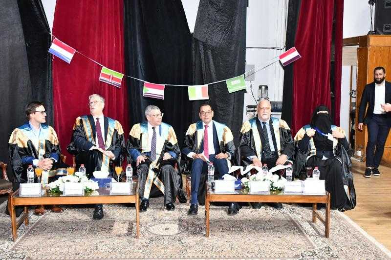 جامعة قناة السويس تحتفل بتخرج الدفعة العشرين من برنامج تعليم المهن الصحية بحضور السفير الهولندي