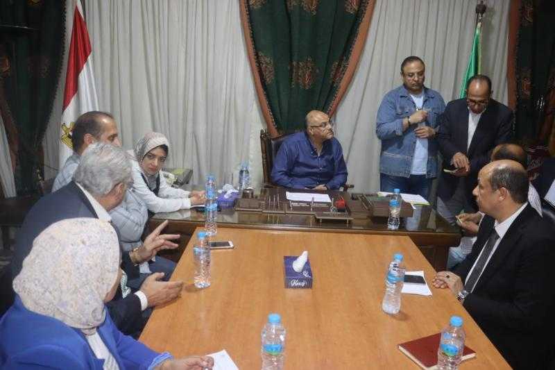 محافظ القليوبية يلتقي بالمواطنين في القناطر الخيرية ويستمع لمطالبهم