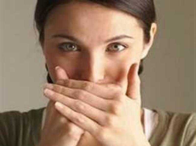 تخلصي من رائحة الفم الكريهة والبكتيريا بمكونات طبيعية