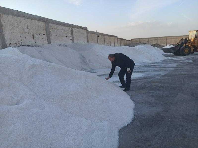 ضبط 29 طن ملح طعام ومواد خام مستخدمة لصبغ الجلود مجهولة المصدر ببلبيس