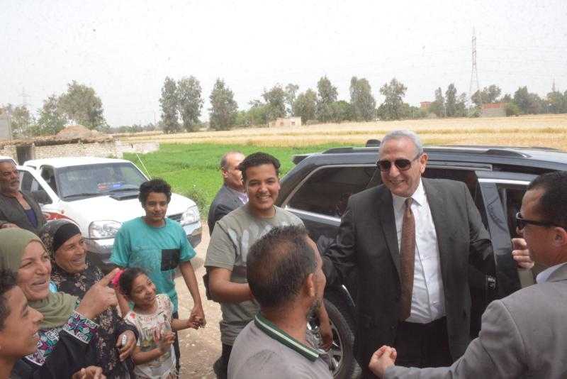 محافظ الغربية يتجول في شوارع قرية أشناواي بمركز السنطة