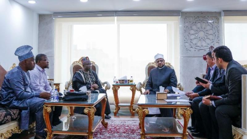 أمين البحوث الإسلامية مع وفد من بنين