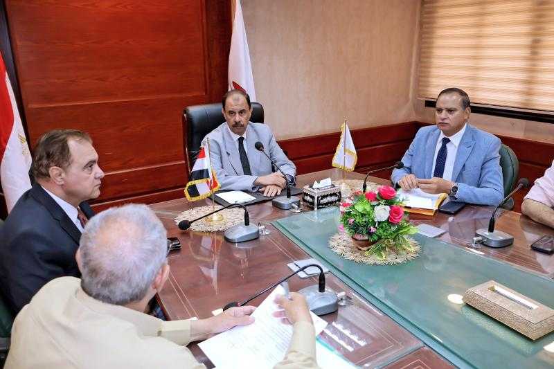 محافظ سوهاج يعقد اجتماعا لدعم وتطوير إنتاجية أعلاف الدواجن والثروة الحيوانية