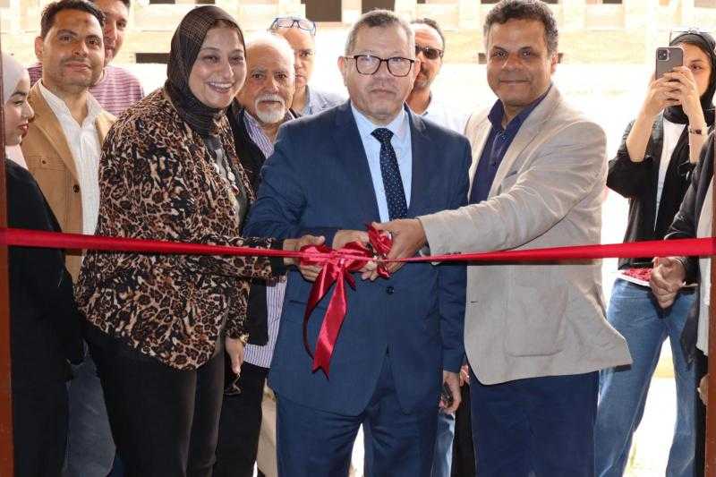 رئيس جامعة مطروح يفتتح معرض رُؤى تشكيلية ويشيد بإبداعات طلاب التربية الفنية