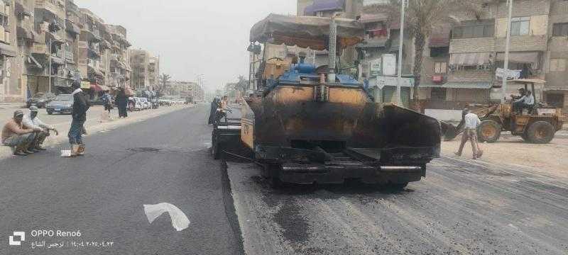 استمرار أعمال الرصف ووضع الطبقة الأسفلتية بشارع التحرير بنطاق حي الزهور ببورسعيد