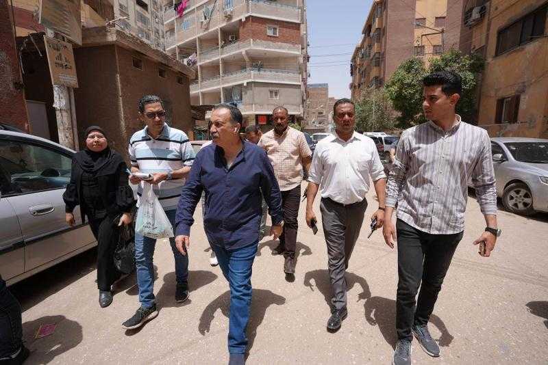 محافظ أسيوط يتفقد منطقة مساكن عزبة السجن ويوجه بتحسين البنية التحتية للصرف الصحي ورفع المخلفات