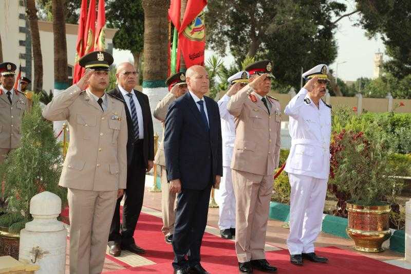 محافظ القاهرة يضع أكليل من الزهور على مقابر شهداء المنطقة العسكرية بمقابر الخفير