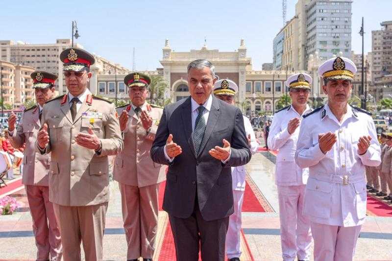 محافظ الإسكندرية وقائد المنطقة الشمالية العسكرية ومدير الأمن يضعون أكليل الزهور على النصب التذكاري للشهداء