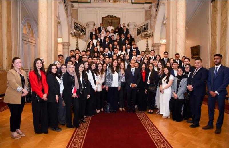 طلاب كلية الآداب بجامعة عين شمس يشاركون اللقاء التفاعلى لوزير الخارجية والهجرة مع ١٠٠ طالب وطالبة من الجامعات المصرية