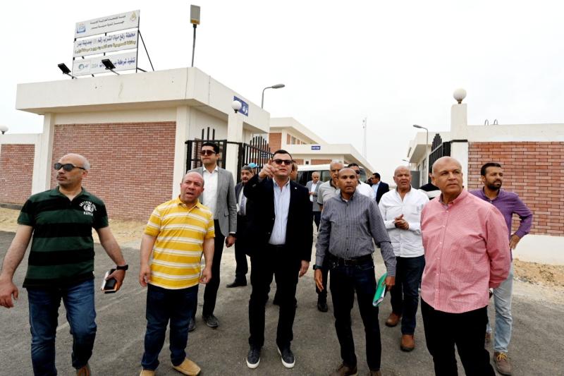 وزير الإسكان يتفقد محطة رفع مياه رقم 5 ومحاور الطرق والبنية الأساسية ومشروع الإسكان المتوسط بمدينة بدر