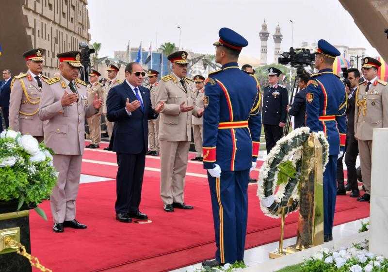 الرئيس السيسى يضع إكليل الزهور علي النصب التذكارى لشهداء القوات المسلحة