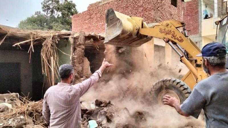 مركز ومدينة الإسماعيلية يواصل أعمال إزالة المخالفات والإشغالات لتنفيذ أعمال إنشاء وتوسعة طريق الحمادات بقرية نفيشة