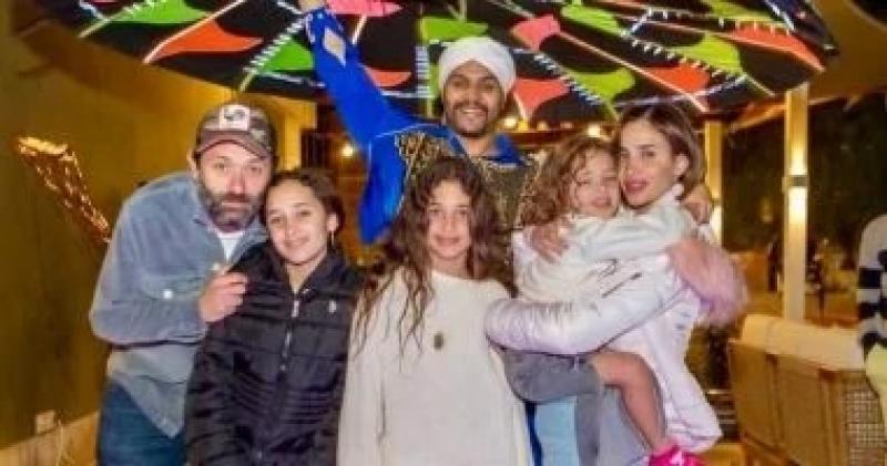 بعد شائعة الانفصال.. كريم محمود عبد العزيز فى أحدث ظهور بصحبة زوجته وبناته