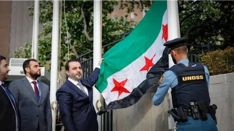 رفع العلم السوري الجديد بمقر الأمم المتحدة في نيويورك