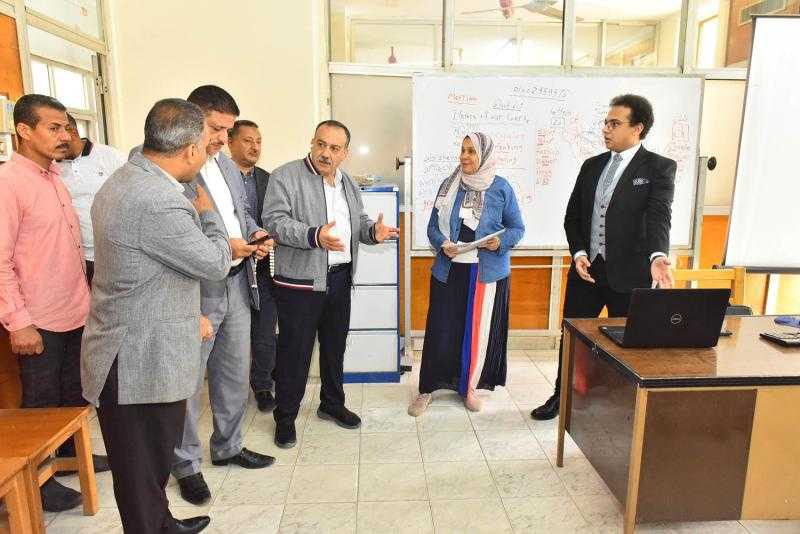 محافظ أسيوط يتفقد مركز تدريب علوم الحاسب والمركز التكنولوجي لخدمة المواطنين بديوان عام المحافظة