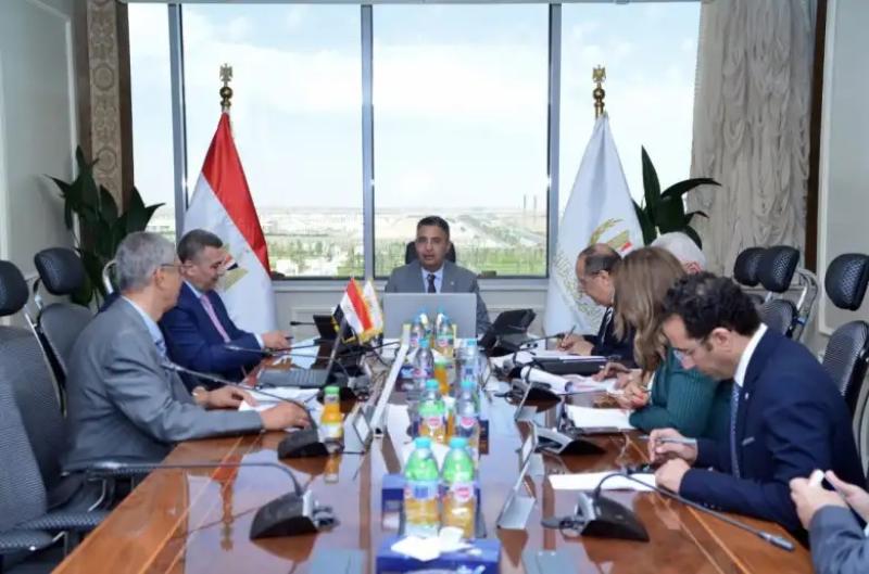 وزير التموين خلال الاجتماع