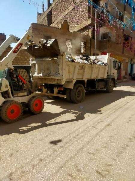 رفع ٣٥٠٠ طن من الأتربة والمخلفات بمدينة إسنا بالأقصر
