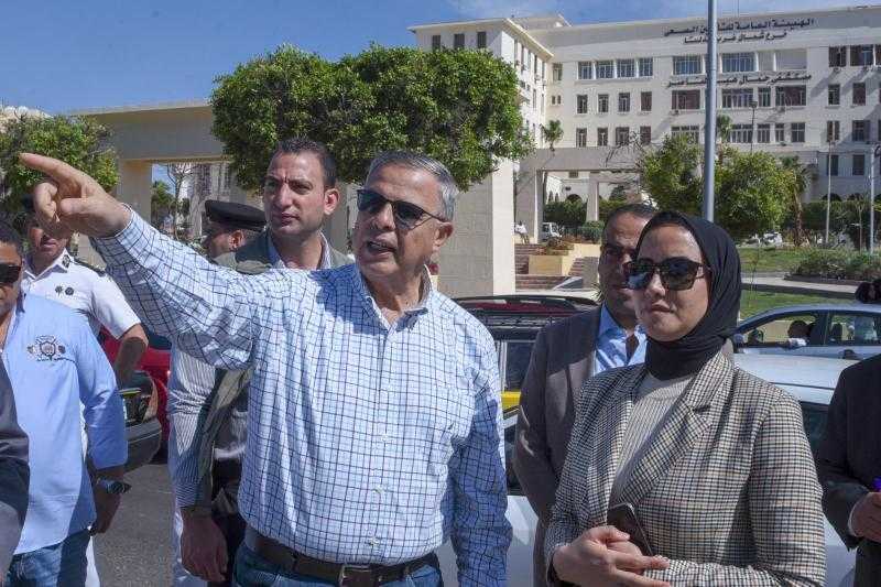 محافظ الإسكندرية يتفقد تنفيذ أعمال مشروع تطوير وتحسين الكفاءة المرورية بتقاطع طريق الحرية مع شارع جواد حسني بالإبراهيمية