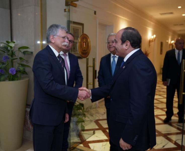 السيسي يستعرض مع رئيس البرلمان المجري جهود وقف إطلاق النار في قطاع غزة