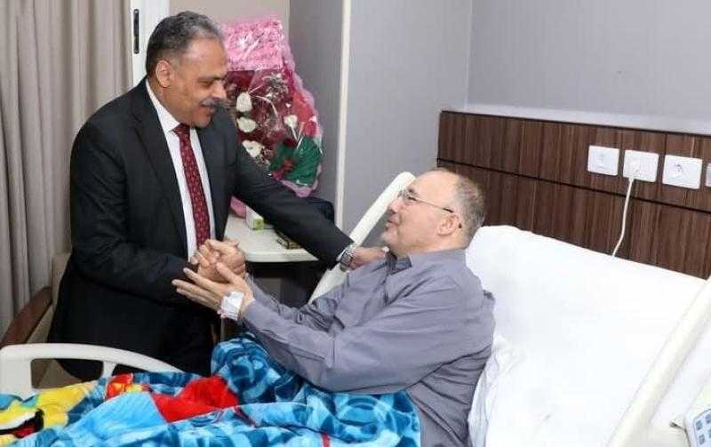 للإطمئنان على حالته الصحية ... محافظ الشرقية يزور وكيل وزارة التموين متمنياً له الشفاء العاجل