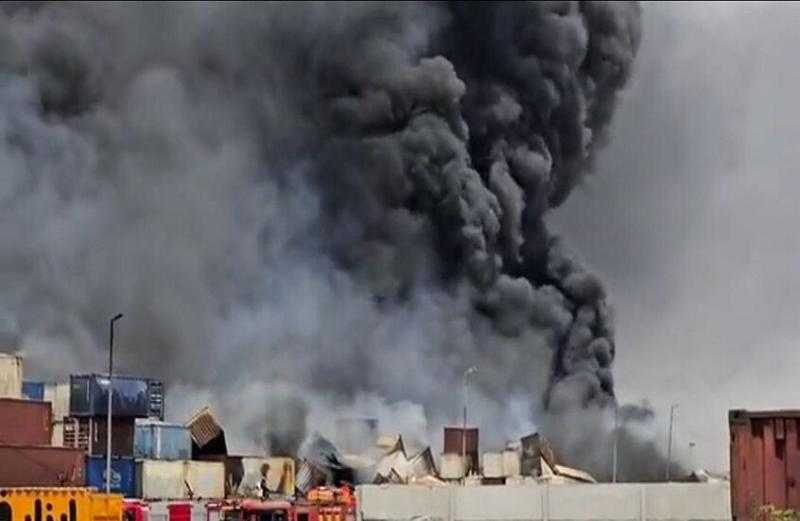 إيران .. شاهد بالفيديو لحظة انفجار في الحاويات واندلاع النيران مجددا في ميناء رجائي