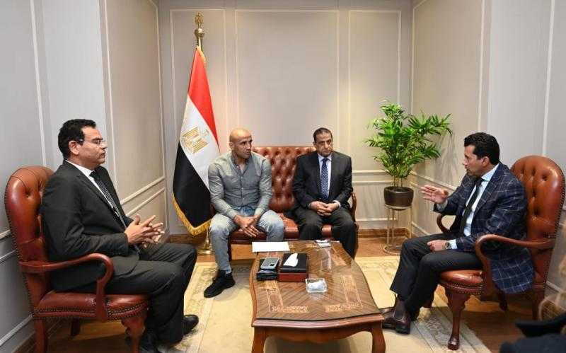 وزير الشباب والرياضة يلتقي رئيس اتحاد الملاكمة واللاعب عبد الرحمن عرابي لدراسة دعم الأبطال
