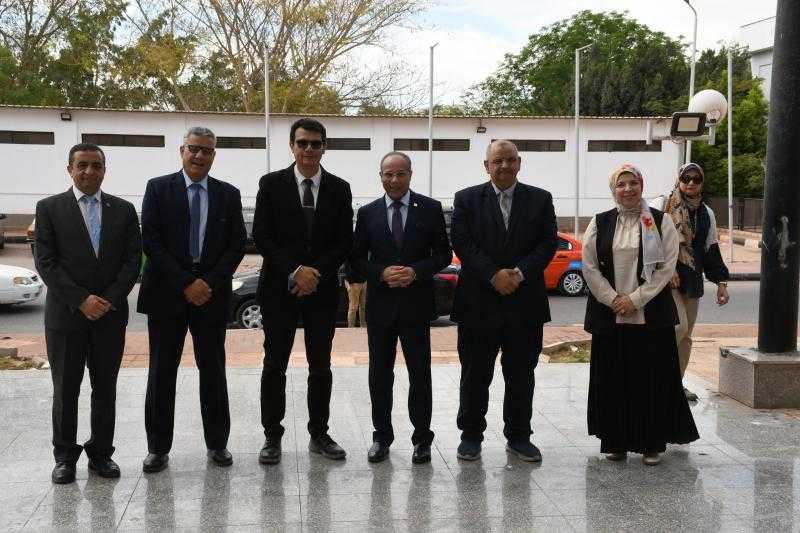 كلية الألسن بجامعة قناة السويس تختتم مؤتمرها الطلابي البحثي السابع حول بناء الإنسان في ظل التحديات الحالية