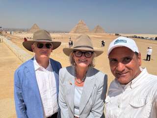 الحاكم العام لكومنولث استراليا تزور المتحف المصري الكبير ومنطقة أهرامات الجيزة