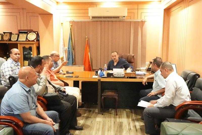 محافظ أسيوط يوجه بإصلاح 120 سرير و60 كرسي متحرك والاستفادة من 30 طن رواكد خشبية في مشروعات خدمية لتعظيم الموارد