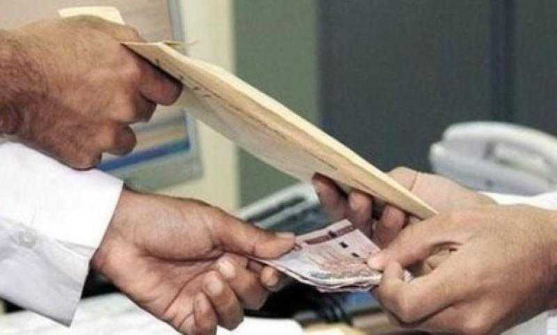 محاكمة نقيب المعلمين بتهمة تلقى رشوة.. بعد قليل