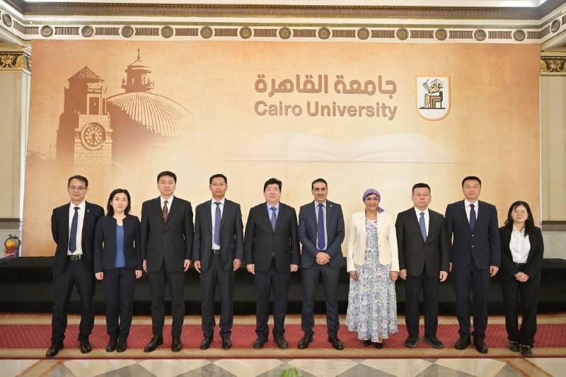 نائب رئيس جامعة القاهرة لشئون الدراسات العليا والبحوث يستقبل نائب عمدة مدينة بكين الصينية