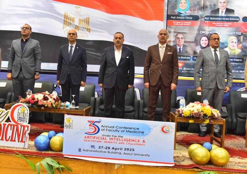 محافظ أسيوط يفتتح المؤتمر السنوي الـ35 لكلية الطب حول الذكاء الاصطناعي والرعاية الصحية .. الفوائد والتحديات