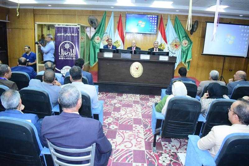 رئيس جامعة سوهاج يفتتح فعاليات ملتقى التوظيف الثاني عشر لكلية الزراعة بمشاركة 25 شركة ومؤسسة