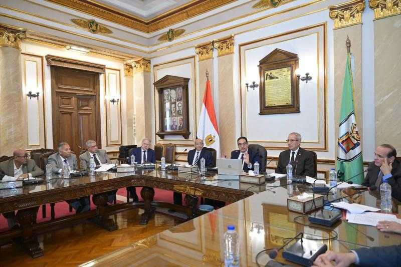 اجتماع لجنة الإسكان لمتابعة تنفيذ المشروع السكني لأعضاء هيئة التدريس والعاملين بجامعة القاهرة