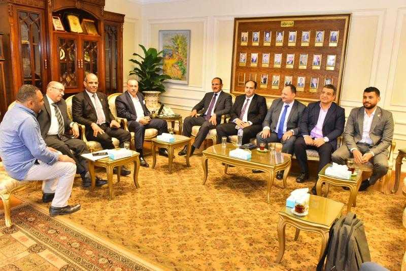 محافظ أسيوط يلتقي وفد من المالية وشركة ”E-Finance” لمتابعة تطوير النظام المالي والتحول الرقمي بالمحافظة