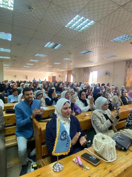 الملتقي التوظيفي الأول بكلية الألسن بجامعة بني سويف