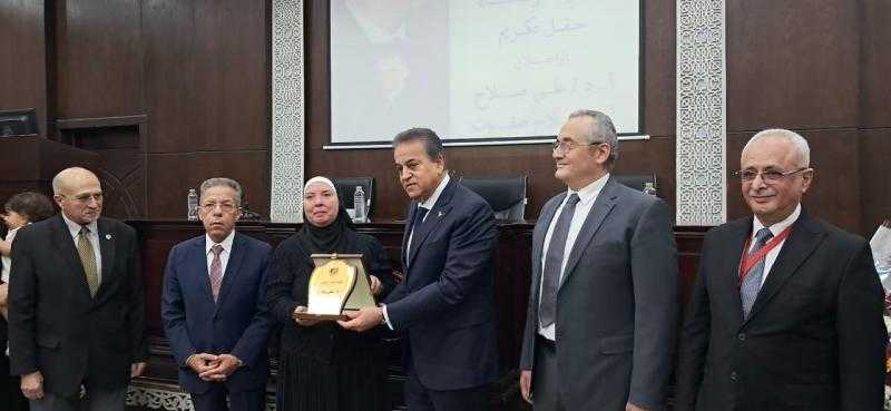 وزير الصحة يكرم شهيدي الواجب الدكتور علي صلاح وصلاح صفوت ويخلد ذكراهما بجائزة سنوية