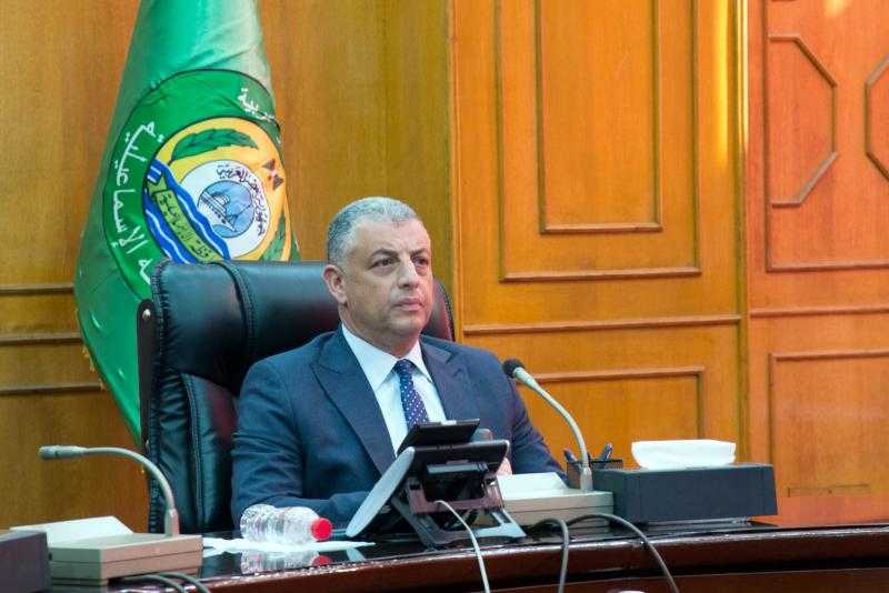 محافظ الإسماعيلية يتابع جهود إدارة البيئة في متابعة كافة المنشآت المقامة على بحيرة التمساح لتقليل مصادر التلوث البيئي