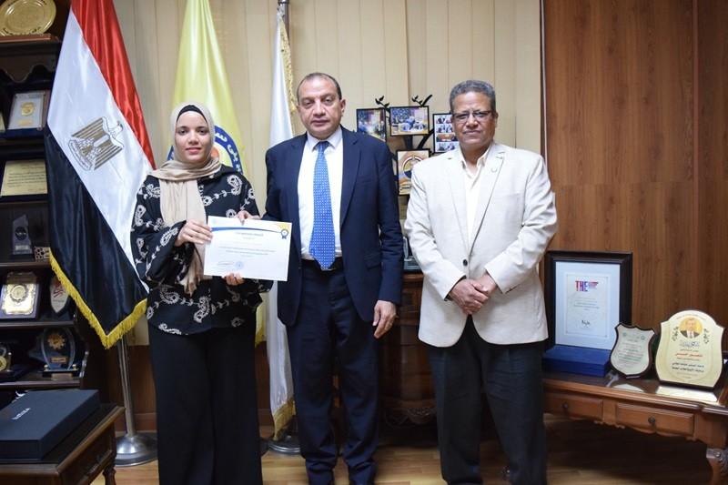 رئيس جامعة بني سويف يكرم طالبة كلية الزراعة الفائزة بالمركز الأول في مسابقة الفاوجيت للمسار البحثي