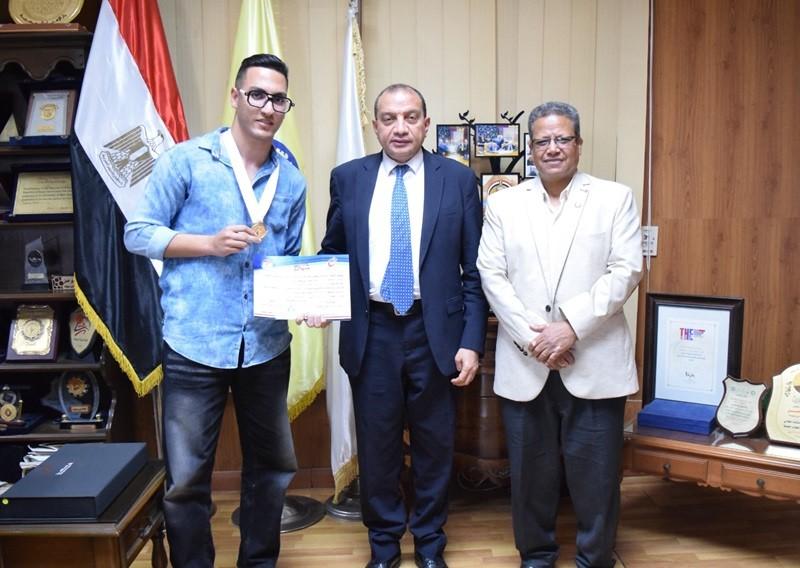 رئيس جامعة بني سويف يكرم طالب كلية الزراعة الفائز بالمركز الأول والميدالية الذهبية في بطولة الجمهورية للجامعات للكونغ فو