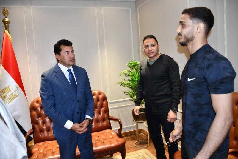 وزير الشباب والرياضة يلتقي بطل المصارعة مصطفى حسين ويوجه بتقديم الدعم الكامل لتأهيله للأولمبياد