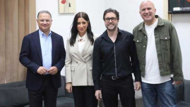 شريف عامر يستضيف أبطال ”أشغال شقة جدًا” في برنامجه ”يحدث في مصر”