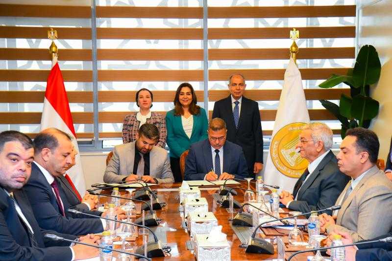 وزيرتا البيئة والتنمية المحلية ومحافظ المنيا يشهدون توقيع عقد إدارة وتشغيل مصنع تدوير المخلفات البلدية بمركز العدوة
