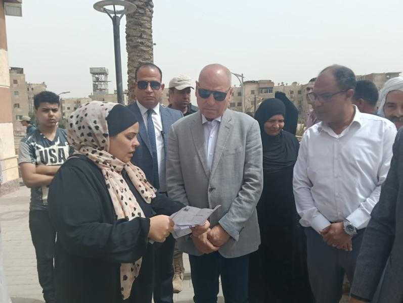 محافظ القاهرة يتفقد أعمال تسكين الباعة الذين تم نقلهم من سوق الزلزال العشوائي بالمقطم في أماكنهم الجديدة