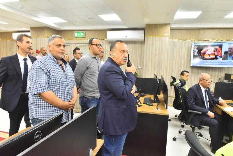 محافظ أسيوط يتابع تطورات حالة الطقس عبر مركز سيطرة الشبكة الوطنية للطوارئ والسلامة العامة