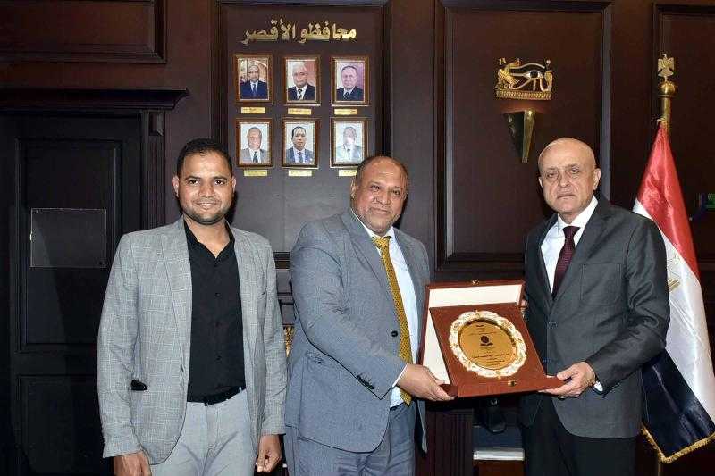 تقديرًا لجهوده الداعمة للعملية التعليمية ....مدير مدرسة النيل الدولية يكرم محافظ الأقصر